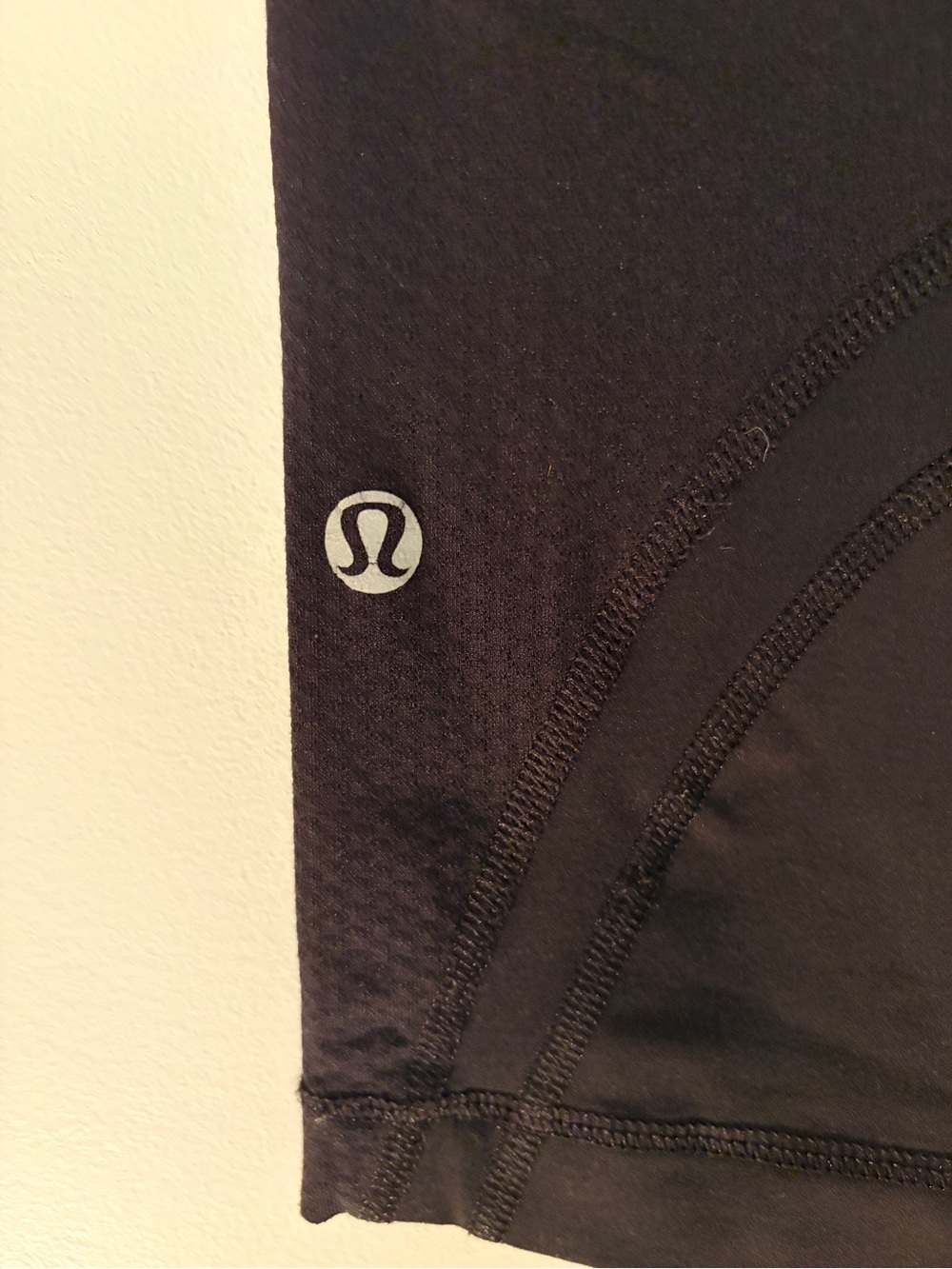Lululemon Active Capris Leggings in Black with back pocket - Picture 2 of 8